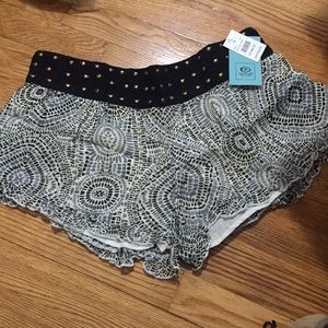 Rip curl printed shorts ruffle bottom